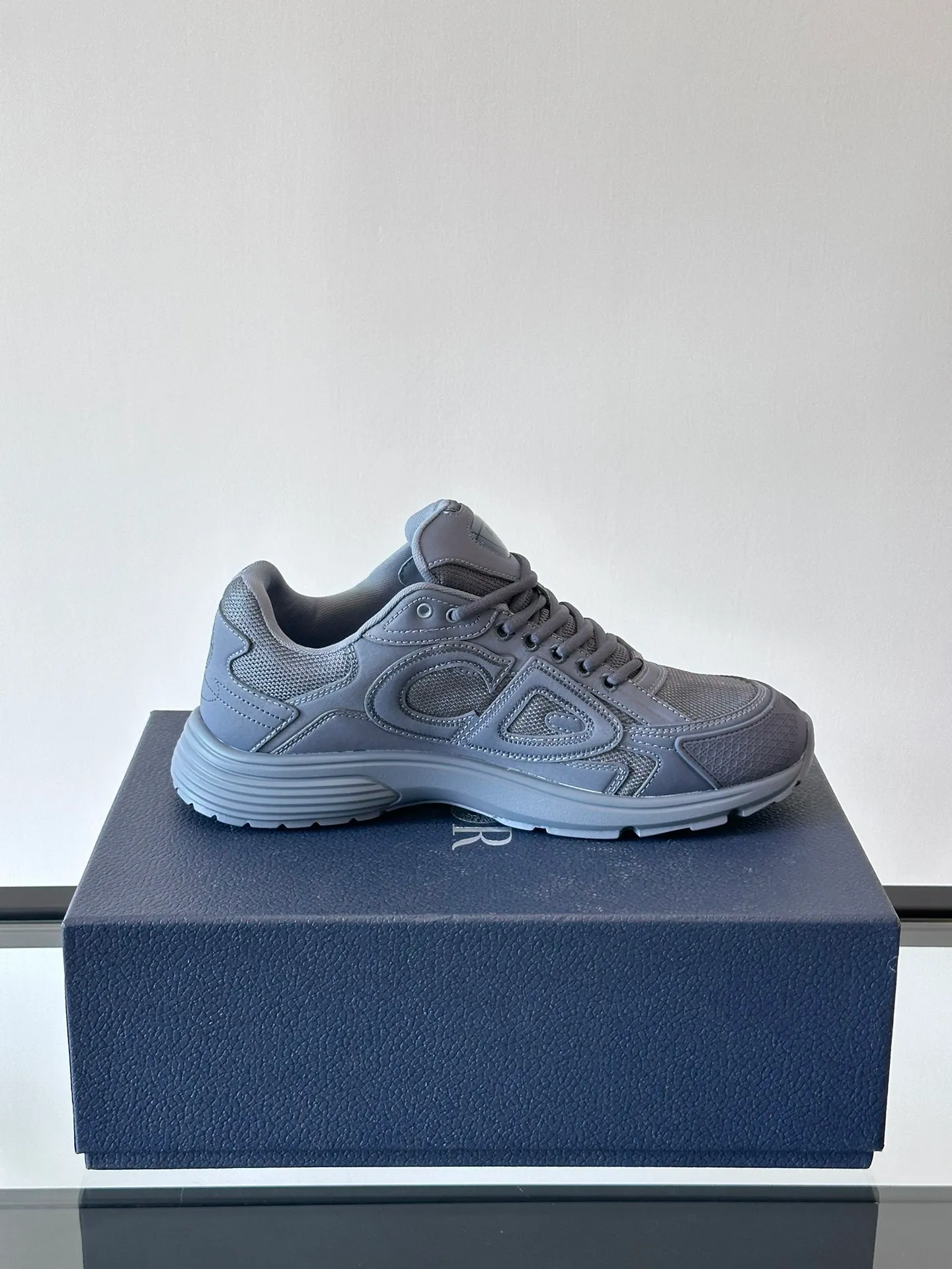 p400《Dio*》Dior B30 series sports shoes, multi-color mesh fabric and multi-color technical fabrics, this season's new B30 low-top sports shoes are one of the flagship styles of the series. Crafted from multicolor mesh and technical fabrics, it's finished with a reflective "CD30" graphic and silver-toned "DIOR B30" and "CD30" logos on the heel and tongue. An extra-light, sculpted rubber sole with signature accents adds style, while internal stretch details create ideal comfort. It can be matched with various casual styles to show a fashionable and modern sports style. Size: 38-44 (45-46 customized)